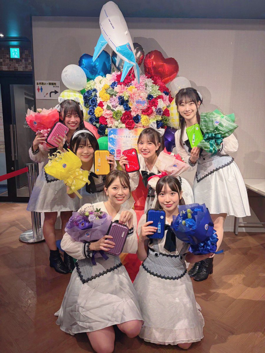 shioka_ishizuka's tweet photo. iTRiPデビュー3周年＆ラストライブ
#らすとりっぷ
ありがとりっぷでした.ᐟ.ᐟ

最後の最後まで本当にアイトリちゃんらしくて、え、本当に終わったのかな…？って実感が全く湧かないくらいです𐔌՞･·･՞𐦯՞ ՞笑

それくらい今日も、どの瞬間も幸せで愛おしくて、気付いたら素でみんなといる時間を楽しんでいる自分がいたよ〜🥰❤️

でもね、今改めて思い返してみると…あっという間だったこの3年間もメンバーとキャリーさんと過ごした時間は全部キラキラしていて、いつも笑顔が溢れていたなって思うの！

アイトリメンバーに出会えた事が、私のアイドル人生の中の宝物でもあって、回り道して良かったと思える大きな理由でもあるんだ〜
それくらい大切な存在.ᐟ.ᐟ

メンバーみんな本当に良い子で、素敵な魅力をいっぱい持っていて、最強の7人だったと思うから、私はもっとこの7人で色んな夢を叶えたかったし、どこまでもいけるんじゃないかなって思ってたから、グループの為に何もできなかった自分に対して悔しく思うけど…

正直、私の中では、まだこの想いを諦めていないです！今日で終わるのではなく、私はそれぞれ7つの旅路の先でまた会える事を信じて、私の選んだ道を歩む理由の一つにして、突き進んでいきます💫

沢山の愛をくれたメンバーに
私が今度は恩返しさせてほしい🍀
本当に大好きなの( ᵒ̴̶̷̣̥̀ ^ ᵒ̴̶̷̥́ *)

キャリーさんも
私の大好きな場所を、同じように大好きになってくれて、最後こうして一緒に過ごしてくれてありがとう！アイトリのこれからも楽しみにしていてほしいな✈️☁️

きっと今日が始まりの日.ᐟ.ᐟ
また会う日までの約束.ᐟ.ᐟ

ありがとりっぷ〜🩷❤️💛💚💙💜🤍