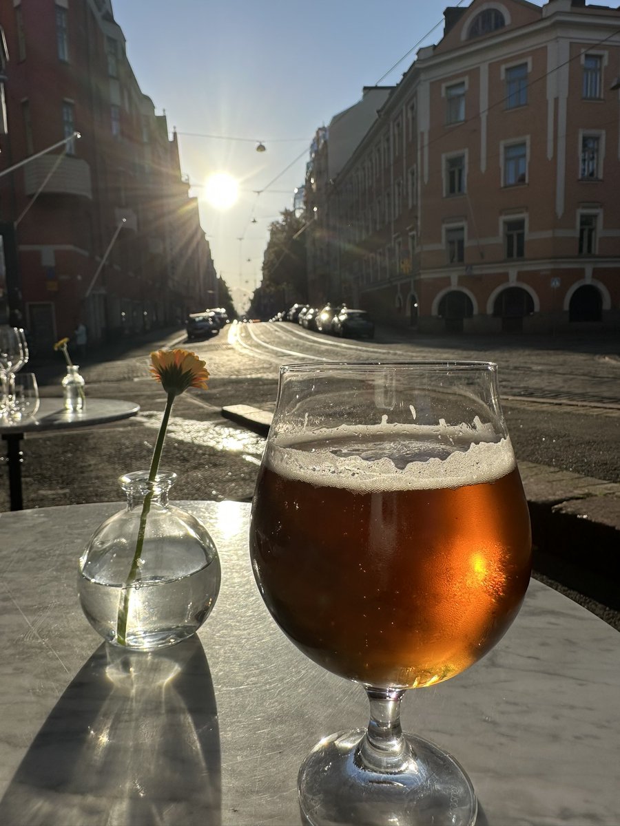 TristanHanninen's tweet photo. It’s beer o’clock and I’m catching those golden rays with a perfectly chilled cold brewski at Mat Distrikt ☀️🍺 #MatDistrikt #ColdBrewski #SunnyDays https://t.co/dmFiMhUNEB