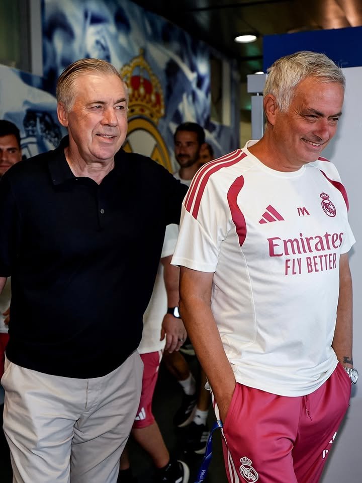 PoojaMedia's tweet photo. Real Madrid has a way of keeping their sacked coaches happy. 

Ancelotti returns to Real Madrid's training ground after sacking. https://t.co/X2YxtVLQbJ