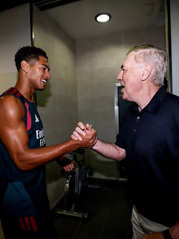 PoojaMedia's tweet photo. Real Madrid has a way of keeping their sacked coaches happy. 

Ancelotti returns to Real Madrid's training ground after sacking. https://t.co/X2YxtVLQbJ