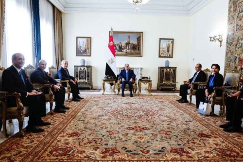 PrensaLatina_cu's tweet photo. El presidente #egipcio Abdel Fattah al-Sisi, recibió hoy en El Cairo al ministro #italiano de Asuntos Exteriores, Antonio Tajani, quien visita el país con el objetivo de fortalecer las relaciones bilaterales, informó la agencia Nova.
Más En Prensa Latina 
https://t.co/m5vgjUCeEZ https://t.co/Vd3C4r6vZ8