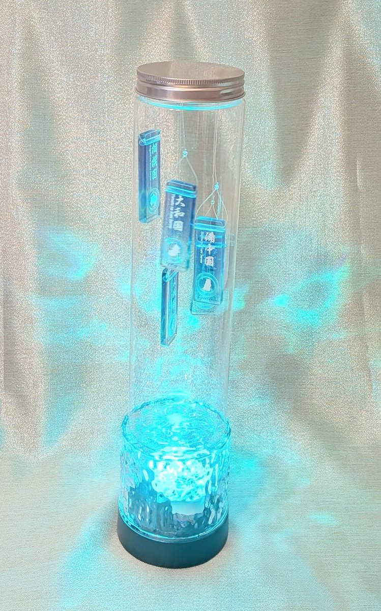 25karanesu's tweet photo. セリアさんにある長めの保存容器に集めたサーバーチャームを吊るして適当な照明に置いて照らすと対大侵攻に集結する審神者風に保管できそう。

初めての大侵攻の時はそれぞれの審神者が力を合わせて戦う展開に胸熱でした。

まだ商品化されてない国のサーバーチャームの展開をお待ちしてます。 https://t.co/WL5ryX8N9Q