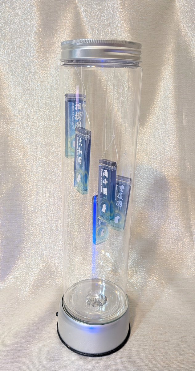 25karanesu's tweet photo. セリアさんにある長めの保存容器に集めたサーバーチャームを吊るして適当な照明に置いて照らすと対大侵攻に集結する審神者風に保管できそう。

初めての大侵攻の時はそれぞれの審神者が力を合わせて戦う展開に胸熱でした。

まだ商品化されてない国のサーバーチャームの展開をお待ちしてます。 https://t.co/WL5ryX8N9Q