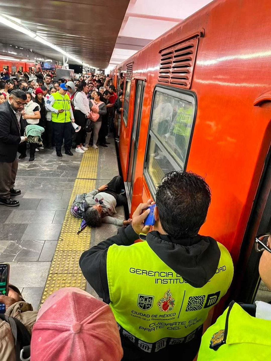 AztecaNoticias's tweet photo. #IMPORTANTE 🔴 ¡MOMENTOS DE TENSIÓN EN LA LÍNEA 9 DEL @MetroCDMX! ⚠️

La circulación en la Línea 9 sufrió interrupciones luego de un corte de energía de emergencia para rescatar a una mujer cuyo pie quedó atorado entre el vagón y el andén 

La usuaria fue atendida de inmediato por el personal de Seguridad Industrial e Higiene del STC para evaluar sus lesiones 

https://t.co/M5KBklv6xe