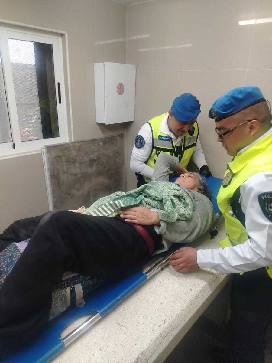 AztecaNoticias's tweet photo. #IMPORTANTE 🔴 ¡MOMENTOS DE TENSIÓN EN LA LÍNEA 9 DEL @MetroCDMX! ⚠️

La circulación en la Línea 9 sufrió interrupciones luego de un corte de energía de emergencia para rescatar a una mujer cuyo pie quedó atorado entre el vagón y el andén 

La usuaria fue atendida de inmediato por el personal de Seguridad Industrial e Higiene del STC para evaluar sus lesiones 

https://t.co/M5KBklv6xe