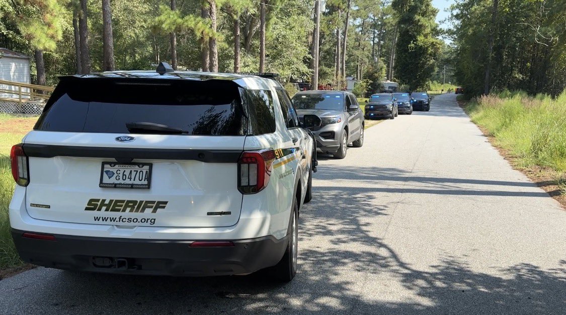 TonyaWPDE's tweet photo. A manhunt is underway this morning  in Florence County for a man deputies say ran into the woods as officers tried to arrest him in connection with a threat to blow up the Florence County Detention Center, according to 
Florence County Sheriff T.J. Joye. https://t.co/derZDbp5ED