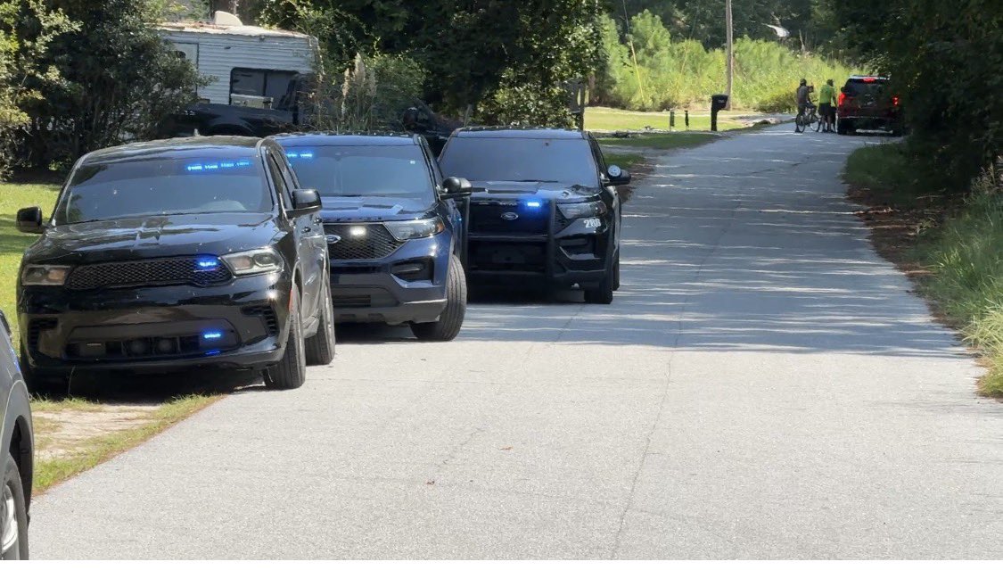 TonyaWPDE's tweet photo. A manhunt is underway this morning  in Florence County for a man deputies say ran into the woods as officers tried to arrest him in connection with a threat to blow up the Florence County Detention Center, according to 
Florence County Sheriff T.J. Joye. https://t.co/derZDbp5ED