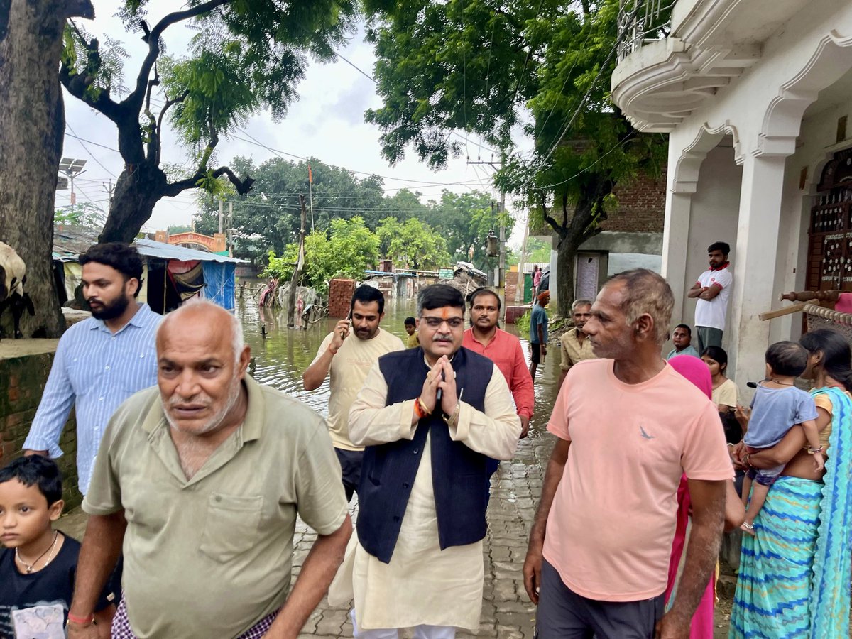 AnkitParihar9's tweet photo. लोन नदी का जलस्तर बढ़ने से परिवार क्षेत्र के कई गांवों में हालात बेहद चिंताजनक हो गए हैं। जलभराव से लोगों का जनजीवन प्रभावित है और किसानों की फसलें भी संकट में हैं।

आज प्रभावित गांवों में पहुंचकर परिवारजनों से मुलाकात की और मौके की स्थिति देखी। उनकी समस्याओं को लेकर प्रशासनिक अधिकारियों से बात की है और राहत के लिए जरूरी प्रयास किए जा रहे हैं।

मुश्किल की इस घड़ी में अपने ल��गों के साथ खड़ा रहना ही मेरा दायित्व है।

#166भगवंतनगर #समाजवादीपार्टी