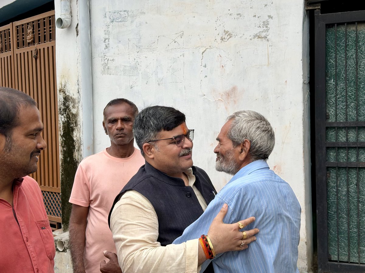 AnkitParihar9's tweet photo. लोन नदी का जलस्तर बढ़ने से परिवार क्षेत्र के कई गांवों में हालात बेहद चिंताजनक हो गए हैं। जलभराव से लोगों का जनजीवन प्रभावित है और किसानों की फसलें भी संकट में हैं।

आज प्रभावित गांवों में पहुंचकर परिवारजनों से मुलाकात की और मौके की स्थिति देखी। उनकी समस्याओं को लेकर प्रशासनिक अधिकारियों से बात की है और राहत के लिए जरूरी प्रयास किए जा रहे हैं।

मुश्किल की इस घड़ी में अपने ल��गों के साथ खड़ा रहना ही मेरा दायित्व है।

#166भगवंतनगर #समाजवादीपार्टी