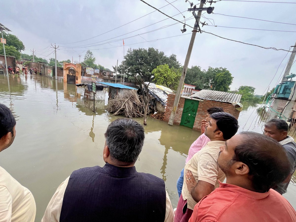 AnkitParihar9's tweet photo. लोन नदी का जलस्तर बढ़ने से परिवार क्षेत्र के कई गांवों में हालात बेहद चिंताजनक हो गए हैं। जलभराव से लोगों का जनजीवन प्रभावित है और किसानों की फसलें भी संकट में हैं।

आज प्रभावित गांवों में पहुंचकर परिवारजनों से मुलाकात की और मौके की स्थिति देखी। उनकी समस्याओं को लेकर प्रशासनिक अधिकारियों से बात की है और राहत के लिए जरूरी प्रयास किए जा रहे हैं।

मुश्किल की इस घड़ी में अपने ल��गों के साथ खड़ा रहना ही मेरा दायित्व है।

#166भगवंतनगर #समाजवादीपार्टी