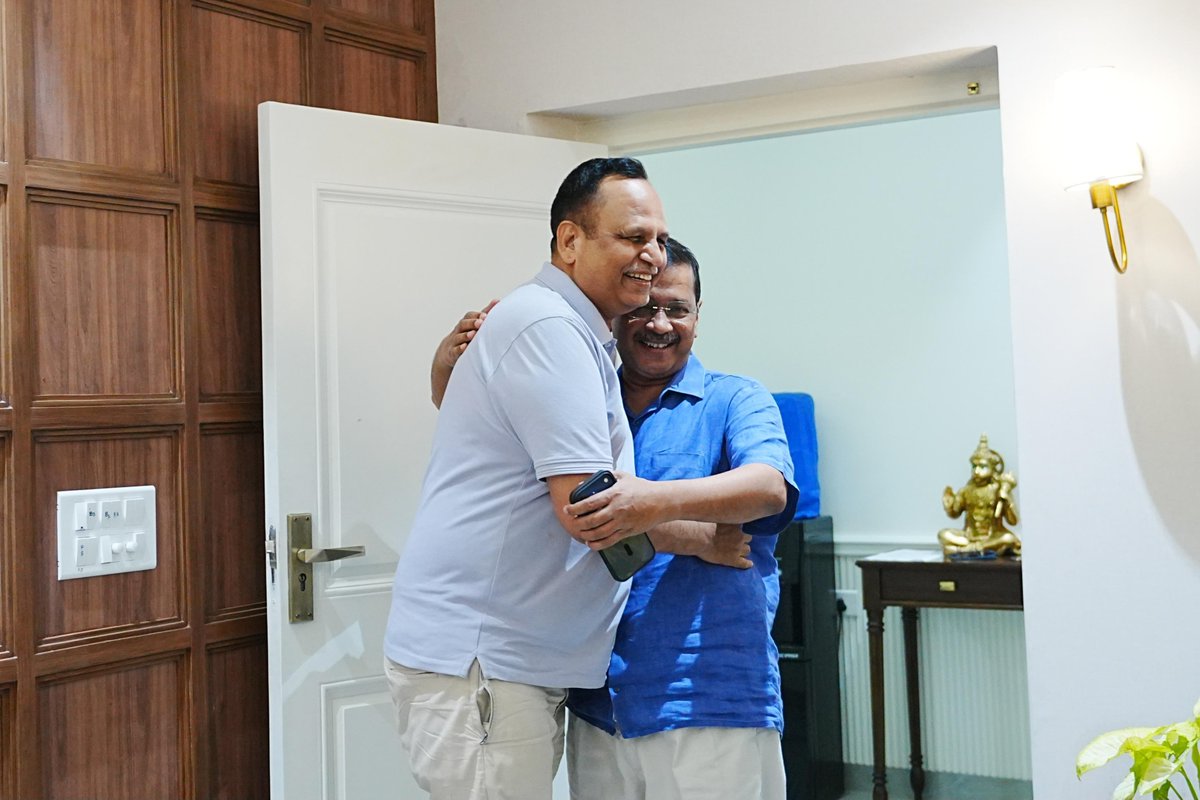 lnkandpal's tweet photo. जेल से रिहा होने के बाद आप नेता सत्येन्द्र जैन ने पार्टी के राष्ट्रीय संयोजक अरविंद केजरीवाल से मुलाकात की.
@AamAadmiParty https://t.co/Zx6KYwzX4h