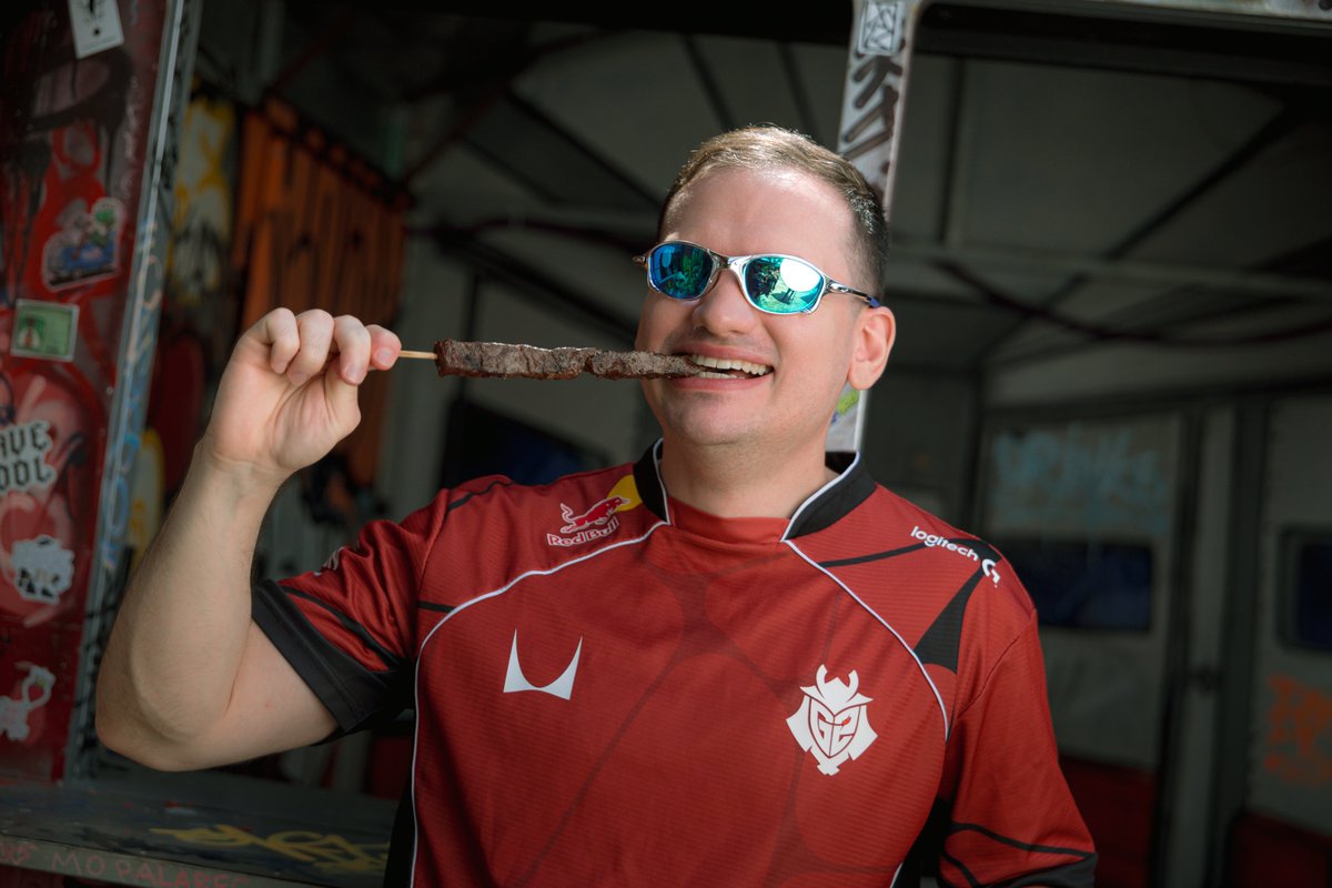 valesportsbr's tweet photo. O @babybay de JUJU e comendo um espetinho? SÓ NO BRASIL VOCÊ VÊ ESSE MOMENTO 😂😎🍢 https://t.co/VU3duhqQ9T