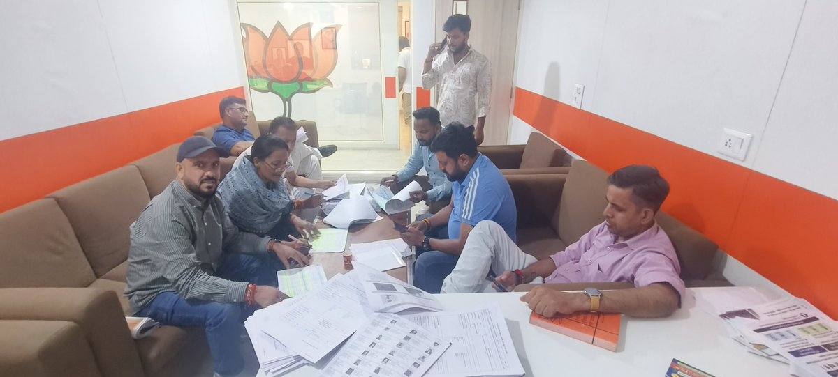 bhattshankar's tweet photo. आज भारतीय जनता पार्टी, दक्षिण दिल्ली जिला में छात्र संघ चुनाव के निमित्त एक महत्वपूर्ण बैठक जिला अध्यक्षा बहन Maya Singh Bisht II जी की अध्यक्षता में संपन्न हुई।

#ABVP #abvpvoice #ABVPForStudents 

@VasuRukharBjp @adityajhadelhi @JPBhaiBJP @BJP4Delhi https://t.co/7Plk9dRJnd