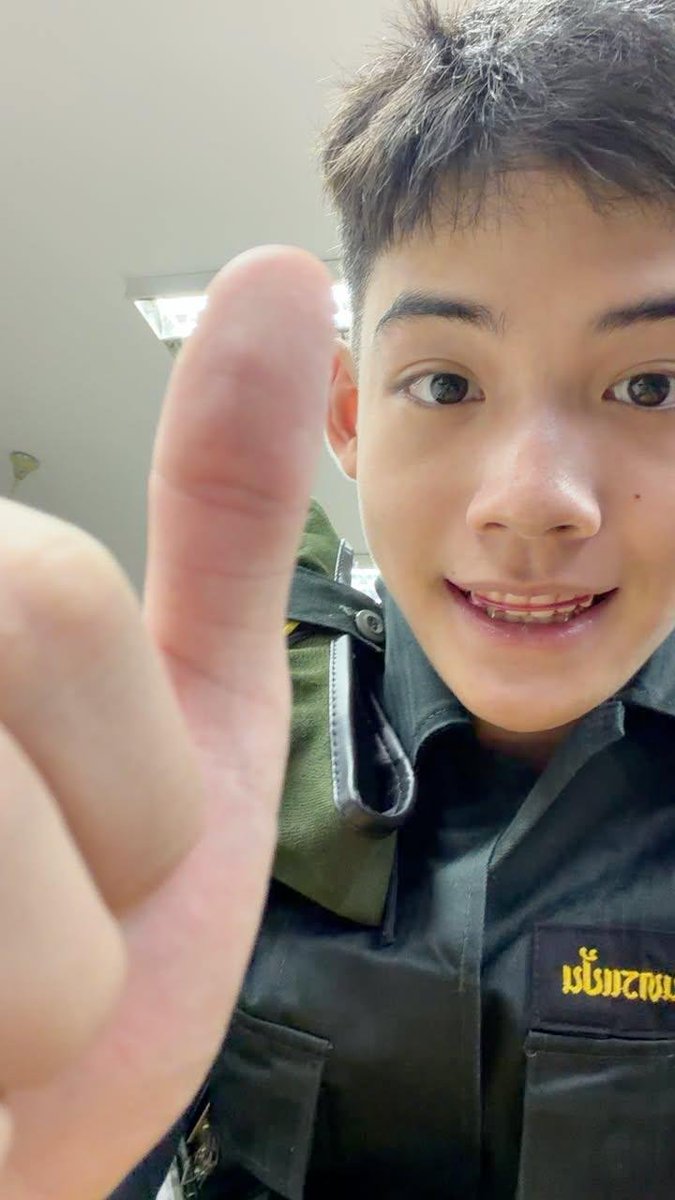 YujeenYugeneBR's tweet photo. 📚✨ Você sabia?

#yugeneyannawat é aluno do Assumption College, em Bangkok 🇹🇭

Além de seus trabalhos como artista, Yugene também participa do ROTC (Thai Military Student), um programa de treinamento militar voltado para estudantes do ensino médio na Tailândia. 🎖️ https://t.co/ULJKxKNZdx