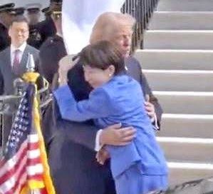 TomoMachi's tweet photo. 高市早苗がトランプやスターマーをいきなりファーストネームで呼ぶのに、彼らは彼女を「サナエ」と呼び返してません。つまり最初に「私をサナエと呼んでください。あなたをドナルドと呼んでいいですか」という手続きを踏まずにいきなり馴れ馴れしく名前呼びしたわけで、距離感おかしいです https://t.co/C8snCOLXjx