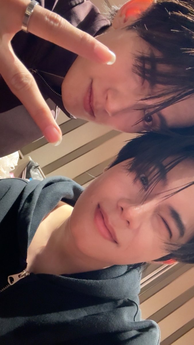 _ohmsarit's tweet photo. ฮัลโหล ฮัลโหลล

#OhmSarit
#First_Chalongrat https://t.co/JDkoyJnwow