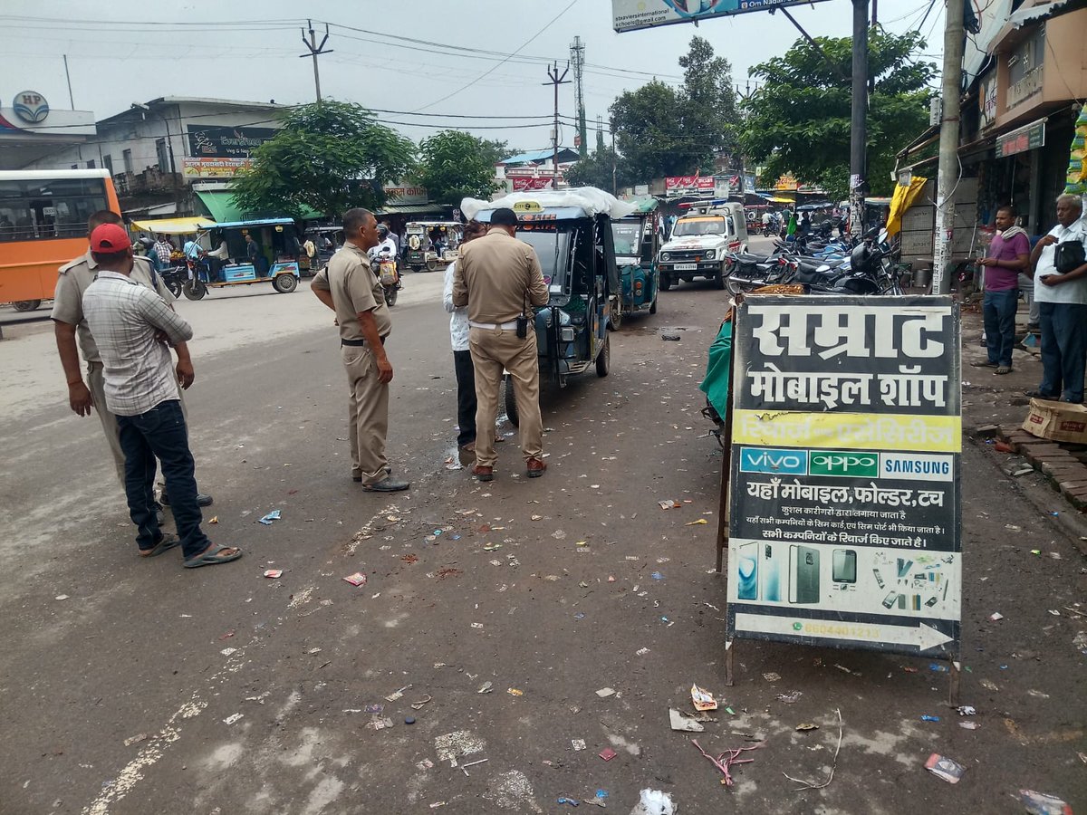 sultanpurpolice's tweet photo. सड़क सुरक्षा अभियान #SP_STR श्री विनीत जायसवाल के निर्देशन में यातायात नियमों के पालन हेतु विशेष जागरूकता एवं प्रवर्तन अभियान चलाया गया। यातायात नियमों का पालन करें, सुरक्षित चलें और दूसरों को भी सुरक्षित रखें।
कुल -320
चालान -01 वाहन
शमन शुल्क- ₹5,67,500/-
इंटरसेप्टर वाहन द्वारा- 119