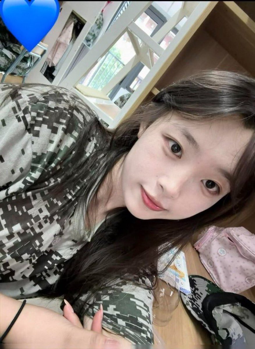 taylorrenye's tweet photo. 妍妍开学啦😭

有谁要来锐评我18岁女大的福啊？

心情不好来X发泄了，无🚪女菩萨！ https://t.co/JPmZDIUJsI