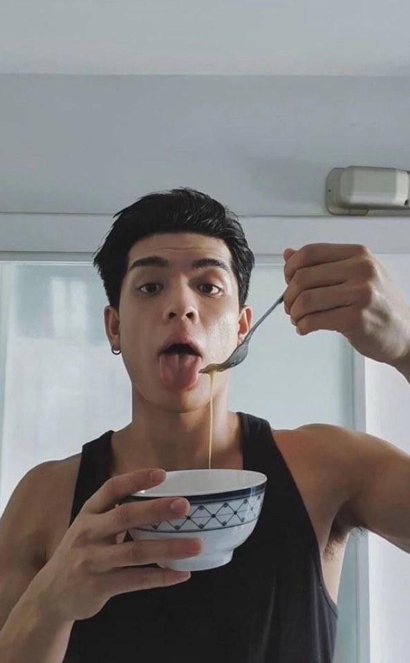 holaa_hup's tweet photo. I’m so sorry, bro, but you kinda look like the Indonesian celebrity Surya Insomnia in this photo 😭😂 https://t.co/sE7YyF0dfN
