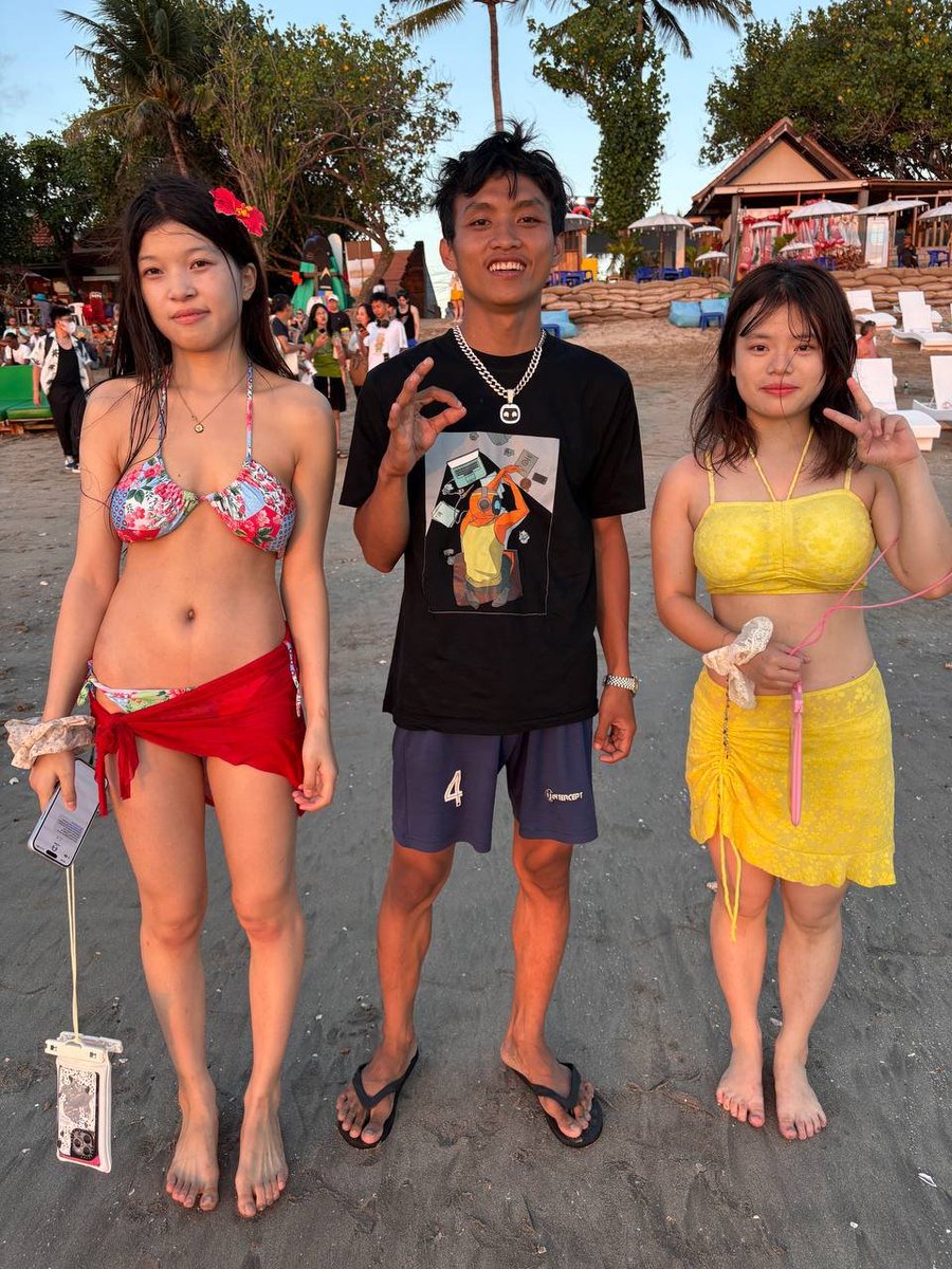 Jelitics's tweet photo. Some girls recognized me at the beach today and asked for a photo. 

How the fuck do they even know who I am 😅 https://t.co/FgOai64q9W