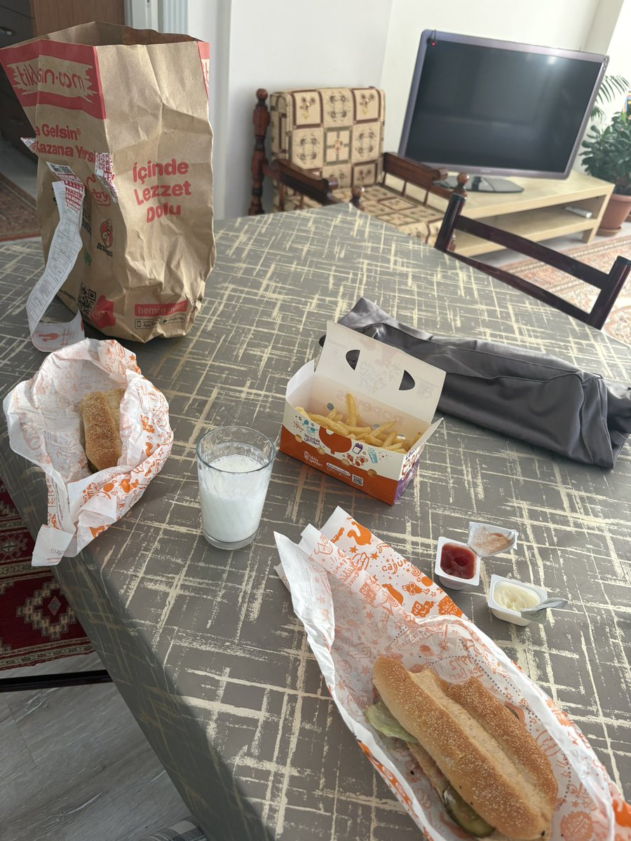 ygmrgnrr's tweet photo. Çalışana karşı tabii ki saygım sonsuz ama biz bu platforma cep telefonu numaramız iletişim kurulsun diye koyuyoruz Popeyes‘tan söylediğim menünün içinde kola eksik, hadi tamam kolayı geçtim içinde tavuk yok şaka mısınız siz. devamı yoruma @yemeksepeti @PopeyesTR https://t.co/RjeZ9yG8d9
