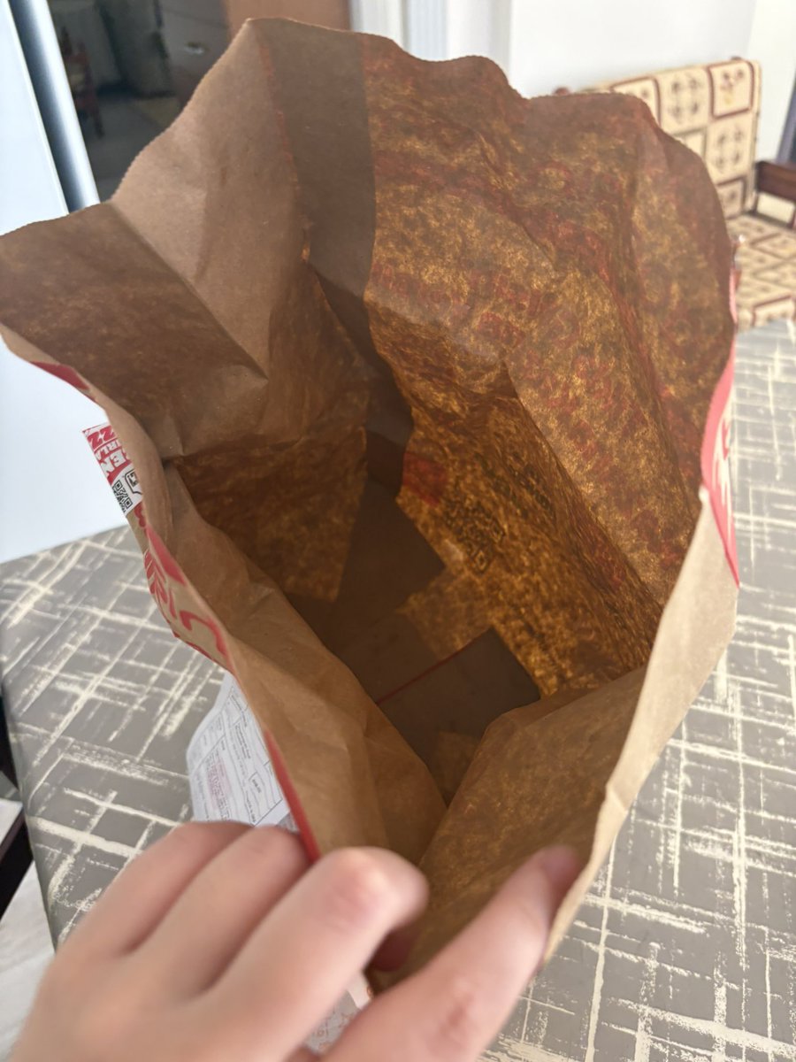ygmrgnrr's tweet photo. Çalışana karşı tabii ki saygım sonsuz ama biz bu platforma cep telefonu numaramız iletişim kurulsun diye koyuyoruz Popeyes‘tan söylediğim menünün içinde kola eksik, hadi tamam kolayı geçtim içinde tavuk yok şaka mısınız siz. devamı yoruma @yemeksepeti @PopeyesTR https://t.co/RjeZ9yG8d9