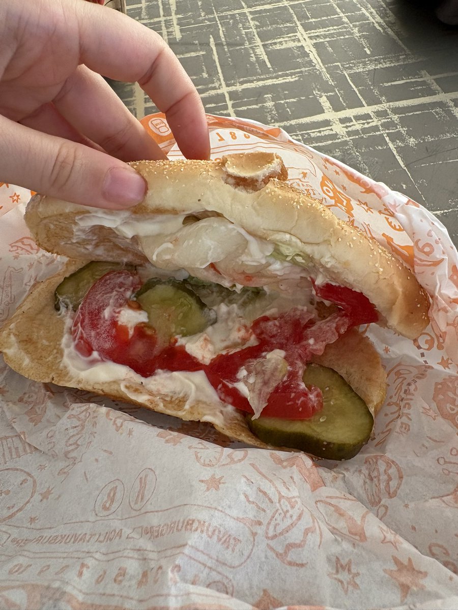 ygmrgnrr's tweet photo. Çalışana karşı tabii ki saygım sonsuz ama biz bu platforma cep telefonu numaramız iletişim kurulsun diye koyuyoruz Popeyes‘tan söylediğim menünün içinde kola eksik, hadi tamam kolayı geçtim içinde tavuk yok şaka mısınız siz. devamı yoruma @yemeksepeti @PopeyesTR https://t.co/RjeZ9yG8d9