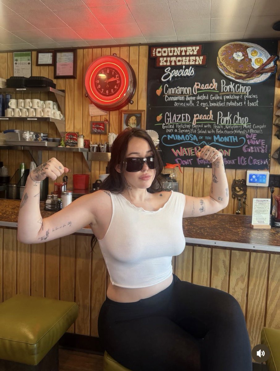 mileyexplicit's tweet photo. Me desculpem mas a Noah já deixou de ser a irmã feia da Miley há muito tempo olha isso https://t.co/vMJ7o11DXS