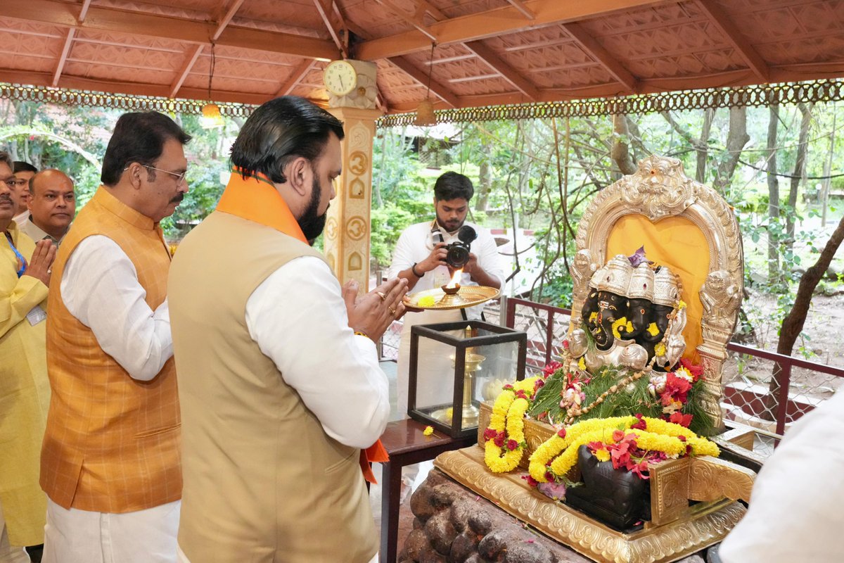 samrat4bjp's tweet photo. 📍बेंगलुरु 

"द आर्ट ऑफ लिविंग इंटरनेशनल सेंटर" में भगवान श्री गणेश जी का विधिवत पूजन-दर्शन कर आशीर्वाद प्राप्त किया। साथ ही गौ माता को गौ ग्रास खिलाकर सेवा का सौभाग्य मिला।

विघ्नहर्ता भगवान श्री गणेश की कृपा से सभी के जीवन में सुख, शांति, समृद्धि और आरोग्य बना रहे।

विघ्नहर्ता भगवान गणेश जी की जय।
गौ-माता की जय।