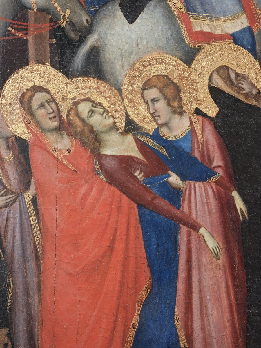 FrdricCostes's tweet photo. Au Louvre, le Salon carré héberge une Crucifixion de Giotto, un chef-d'œuvre absolu qui reprend ou préfigure tellement la chapelle de Padoue.

Les détails et les expressions des visages sont savoureux.

Soldats romains qui jouent la tunique du christ au dé sur la dite tunique... https://t.co/PDnof9lzN4