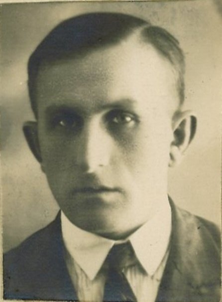 TomFromKatowice's tweet photo. My name is Mieczysław Grunert 🇵🇱,
a weaver from Tomaszów Mazowiecki.
I was murdered by #Germans in their #Death camp #Auschwitz on September 3️⃣, 1941 at the age of 4️⃣6️⃣ only because I was a #Pole.
I survived 6️⃣5️⃣ days.
Please, #NeverForget me!
#WWII
#NeverAgain
#genocide https://t.co/93d7TLCZXH
