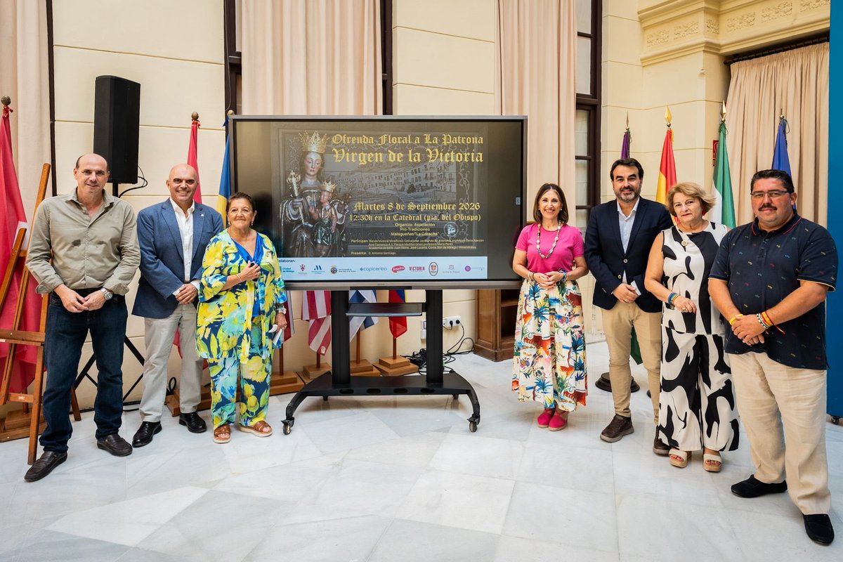 BanMiraflores's tweet photo. Esta mañana se han presentado en el Ayuntamiento de @malaga los actos con motivo de la festividad de @PatronaMLG, en los que participaremos por primera en nuestra historia en el pasacalles previo a la ofrenda floral a la Santísima Virgen.
#SuenaMiraflores
#50AniversarioMiraflores https://t.co/6NROEkF4eM
