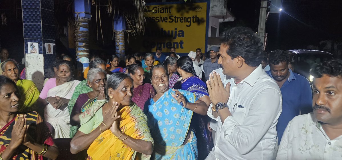 BNayakar_JSP's tweet photo. జనసేనాని, గౌరవ ఉప ముఖ్యమంత్రి శ్రీ @PawanKalyan గారి జన్మదినం సందర్భంగా ఎల్.బి. చర్ల గ్రామంలో నిర్వహించిన వేడుకల్లో పాల్గొని కేక్ కట్ చేసి, మహిళలకు చీరలు పంపిణీ చేశాను.

#BommidiNayakar #Narsapuram #PawanKalyan #Janasena #JSP https://t.co/SSZcwna83C