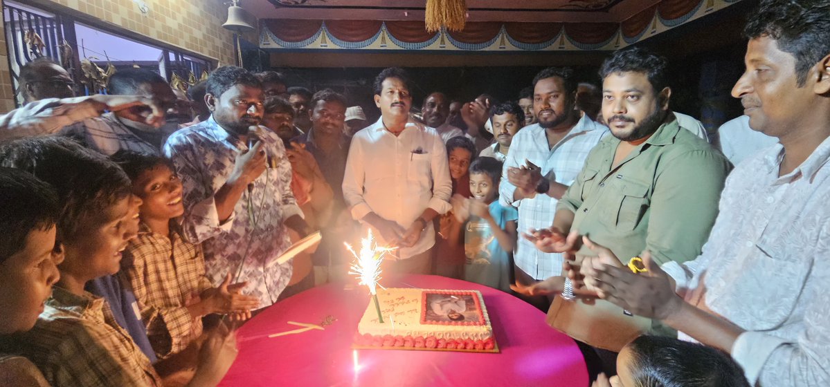 BNayakar_JSP's tweet photo. జనసేనాని, గౌరవ ఉప ముఖ్యమంత్రి శ్రీ @PawanKalyan గారి జన్మదినం సందర్భంగా ఎల్.బి. చర్ల గ్రామంలో నిర్వహించిన వేడుకల్లో పాల్గొని కేక్ కట్ చేసి, మహిళలకు చీరలు పంపిణీ చేశాను.

#BommidiNayakar #Narsapuram #PawanKalyan #Janasena #JSP https://t.co/SSZcwna83C