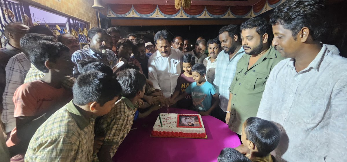 BNayakar_JSP's tweet photo. జనసేనాని, గౌరవ ఉప ముఖ్యమంత్రి శ్రీ @PawanKalyan గారి జన్మదినం సందర్భంగా ఎల్.బి. చర్ల గ్రామంలో నిర్వహించిన వేడుకల్లో పాల్గొని కేక్ కట్ చేసి, మహిళలకు చీరలు పంపిణీ చేశాను.

#BommidiNayakar #Narsapuram #PawanKalyan #Janasena #JSP https://t.co/SSZcwna83C