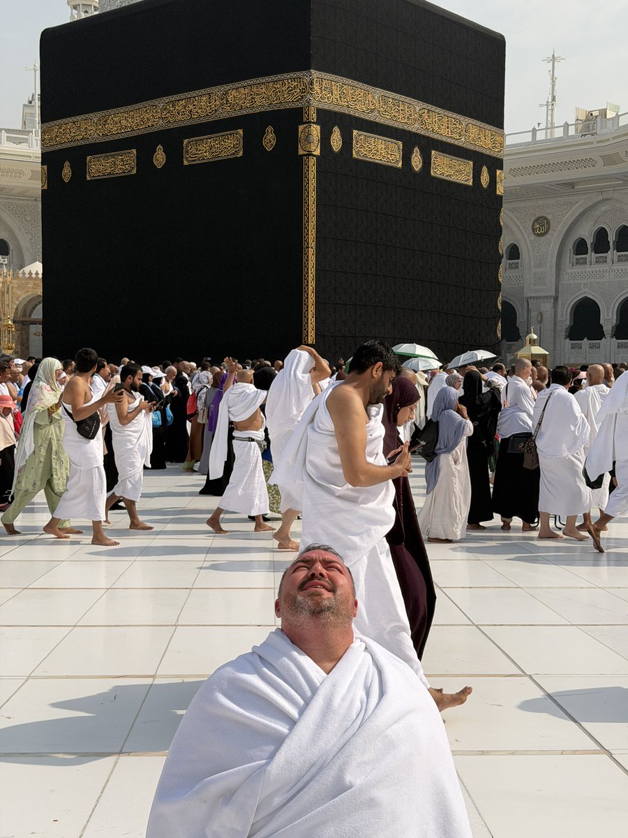 ahmethosaf27's tweet photo. Ben ne istediysem Allah’tan istedim…
O’ndan istediğim hiçbir şey eksik kalmadı;
ya verdi, ya korudu, ya da daha hayırlısını nasip etti.

Ya Rabbi…
Sen dilime dökülmeyeni,
içimden geçeni, niyetimi ve gönlümün en derinindekini en iyi bilensin.
Beni Sana açılan ellerimden, Sana güvenen kalbimden mahrum bırakma.

Rabbimiz varsa ümitsizlik yok;
Allah varsa, gam yok…

Allah’a dayandık; kimden korkacağız?
Allah’a bıraktık; neyin gamını çekeceğiz?
ALLAH VAR! GERİSİ HİÇ…
Allah varsa, hiç kimseye eyvallah yok!

Takdir Senin, hüküm Senin… 
Ben Sana teslimim Yarabbi

Hayırlı Cumalar