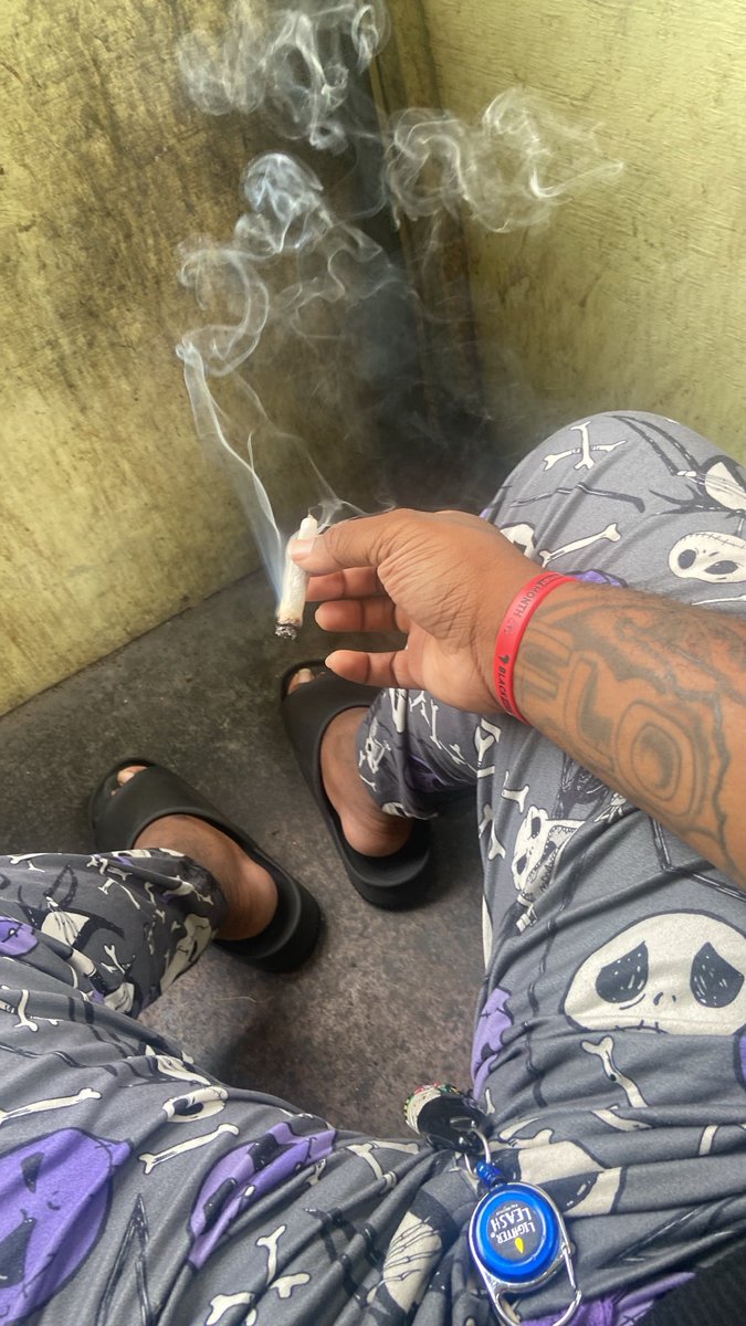 HeosluvVark's tweet photo. Wake and bake ladies and gents 🦦 https://t.co/BLt6YfoGyZ