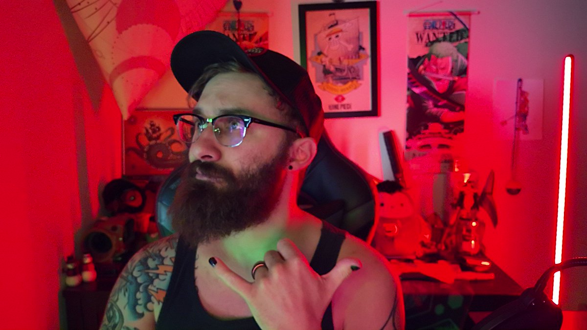 TwitchieMonkey's tweet photo. Live now! Starting outlast 2 for the first time. Don't forget to redeem your daily doubloons! https://t.co/QLToGDhSRf https://t.co/CisiflPCDz