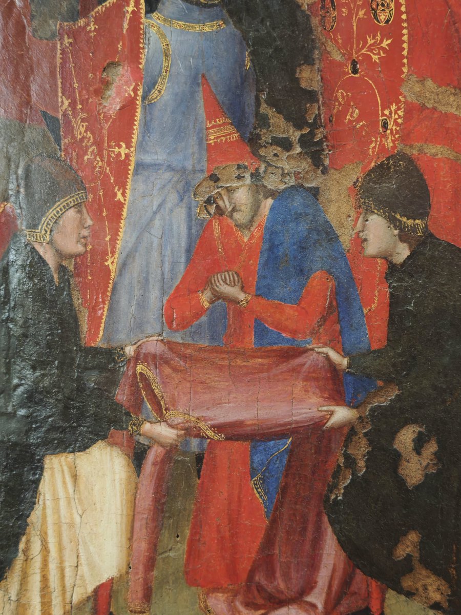 FrdricCostes's tweet photo. Au Louvre, le Salon carré héberge une Crucifixion de Giotto, un chef-d'œuvre absolu qui reprend ou préfigure tellement la chapelle de Padoue.

Les détails et les expressions des visages sont savoureux.

Soldats romains qui jouent la tunique du christ au dé sur la dite tunique... https://t.co/PDnof9lzN4