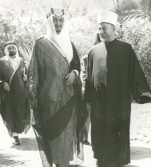 tal66342's tweet photo. @artabon_sa مفتي القدس امين الحسيني مع ملك فيصل رحمهم الله https://t.co/TIxw57aD1J