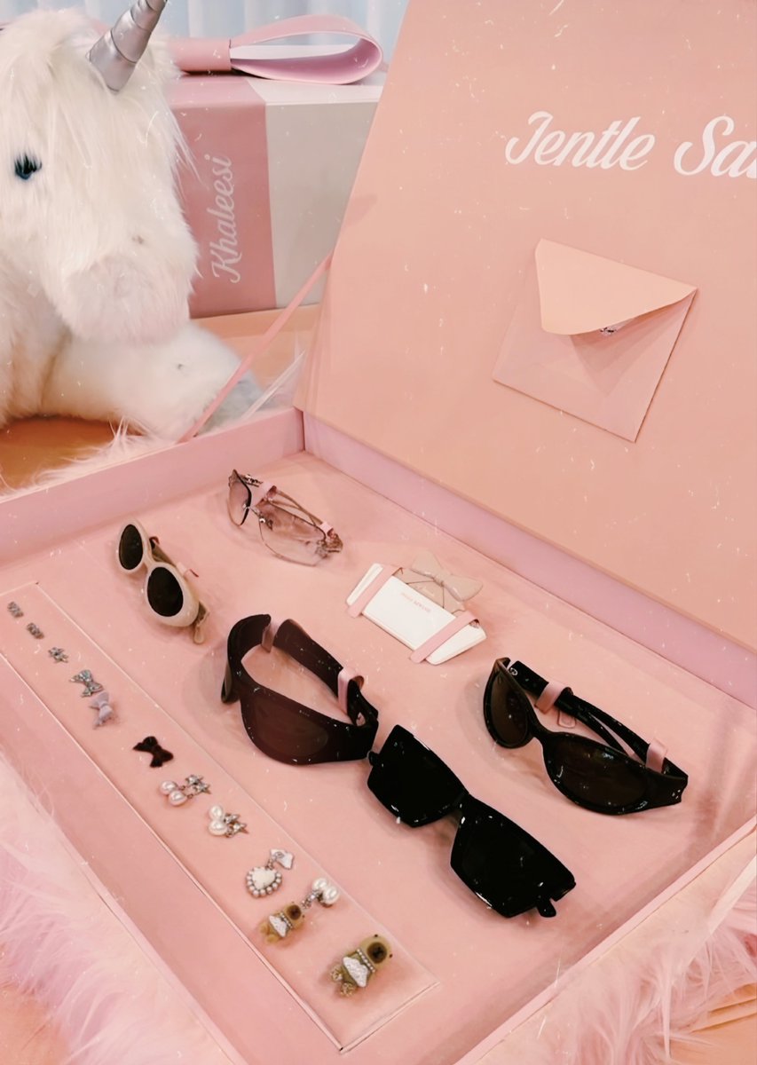 jlcore_'s tweet photo. 𝙷oy estoy 𝑓eliz, ya que me llegó un paquete increíble 𝕥he : #𝐾𝐽en𝐭𝑙e𖧷で𝑏o𝐱 dónde podré tener la colección que la bonita #𝑘𝚑a𝐥𝚎𝚎𝚜𝕚ʼ𐙚𝐱𝐺𝑀 nos sacó solo para los reales fans, yo por ejemplo.

𝕝ovǝ, Jαye͞el𝕚ǝ𓏧♡ ! https://t.co/N0R2fGy4H5