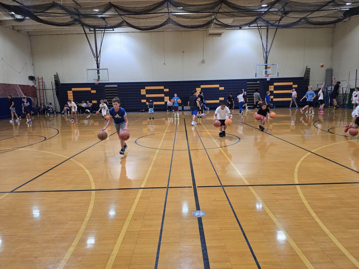 ChrisMccarron20's tweet photo. First session with this group in Colorado Springs and the energy was undeniable. The work ethic, the way these kids compete and push each other — that’s special. Grateful L.O.B. Elite had me out to be a part of it. Excited for what’s ahead with this community. 🏀 https://t.co/V2v1MvHdLF