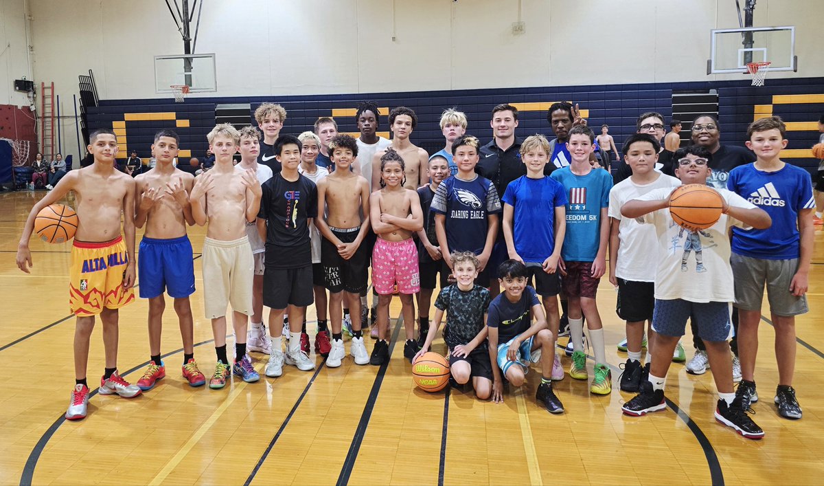 ChrisMccarron20's tweet photo. First session with this group in Colorado Springs and the energy was undeniable. The work ethic, the way these kids compete and push each other — that’s special. Grateful L.O.B. Elite had me out to be a part of it. Excited for what’s ahead with this community. 🏀 https://t.co/V2v1MvHdLF