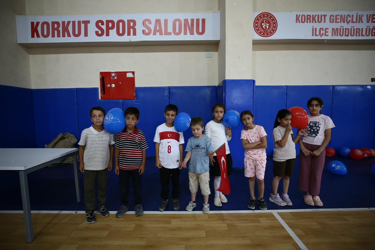 KorkutGm's tweet photo. Yaz Okulları Kapanış Şenliğimizi gençlerimizin enerjisiyle dopdolu, güzel bir günle tamamladık. 🎉💙

Güzel günden geriye kalan renkli kareler… 📸✨

#GSBGM  #YazOkulları #KapanışŞenliği https://t.co/4u0h2nJrxn