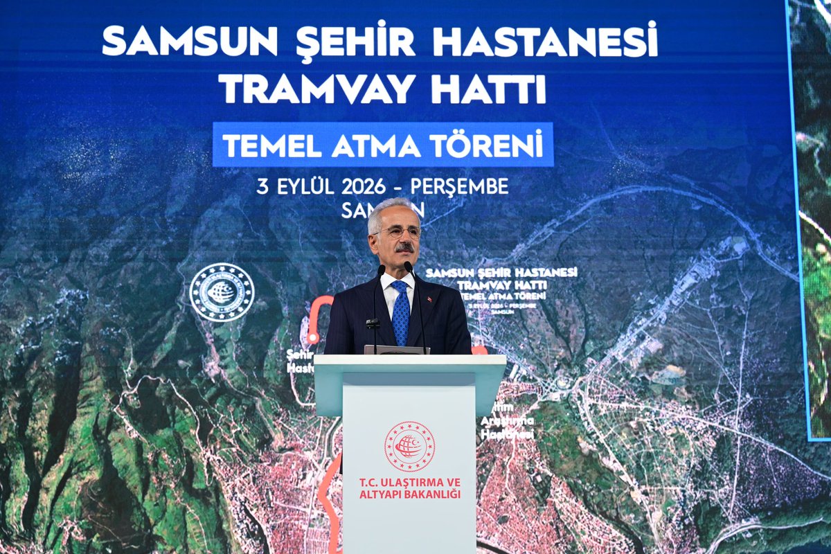 a_uraloglu's tweet photo. Samsun’un ulaşımında şehir hastanesinden kamu kampüslerine uzanan yeni bir dönemin temelini attık. 🚋

İnşa edeceğimiz Samsun Şehir Hastanesi / Eğitim ve Araştırma Hastanesi Tramvay Hattımızla şehrimizdeki mevcut raylı sistem ağımızı 48,8 kilometreye çıkaracağız. 🏗️

14 istasyonlu yeni güzergâhımız, Samsun’a çağdaş, konforlu ve kesintisiz toplu taşıma imkânı sunacak. ⚡️

Yoğun saatlerde 1 saate yaklaşan yolculukları maksimum 20 dakikaya indirecek hattımızla Samsun’un şehir içi ulaşımına hız ve konfor katacağız. 🚀

📍Samsun

#TürkiyeHızlanıyor 🇹🇷