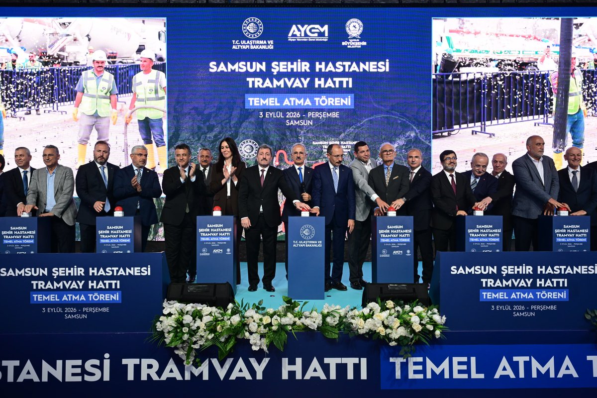 a_uraloglu's tweet photo. Samsun’un ulaşımında şehir hastanesinden kamu kampüslerine uzanan yeni bir dönemin temelini attık. 🚋

İnşa edeceğimiz Samsun Şehir Hastanesi / Eğitim ve Araştırma Hastanesi Tramvay Hattımızla şehrimizdeki mevcut raylı sistem ağımızı 48,8 kilometreye çıkaracağız. 🏗️

14 istasyonlu yeni güzergâhımız, Samsun’a çağdaş, konforlu ve kesintisiz toplu taşıma imkânı sunacak. ⚡️

Yoğun saatlerde 1 saate yaklaşan yolculukları maksimum 20 dakikaya indirecek hattımızla Samsun’un şehir içi ulaşımına hız ve konfor katacağız. 🚀

📍Samsun

#TürkiyeHızlanıyor 🇹🇷