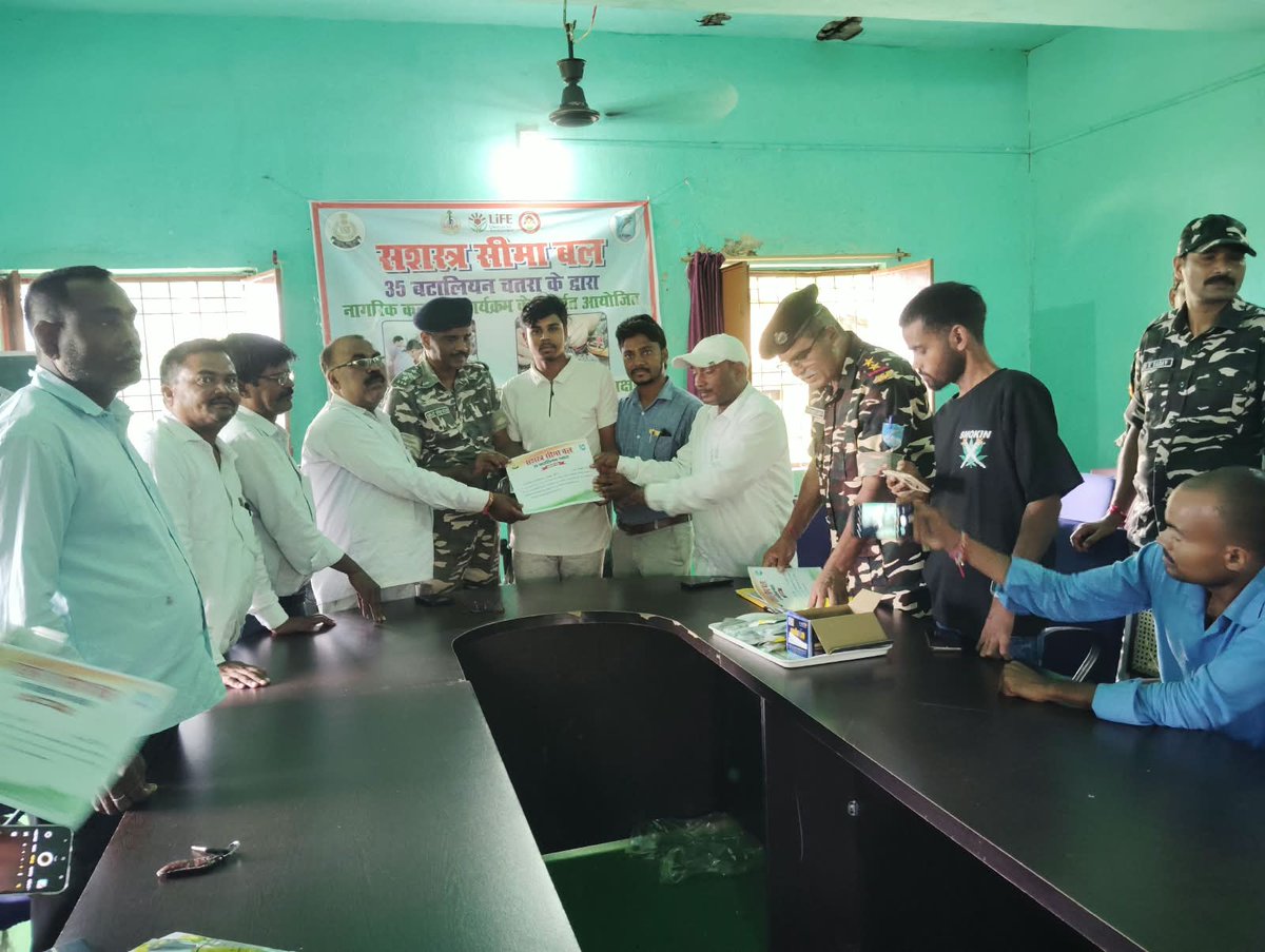 35bnSsb's tweet photo. 35 बटालियन सशस्त्र सीमा बल के कार्यवाहक कमांडेंट श्री एनेन्द्र मणि सिंह के कुशल दिशा-निर्देशन में संचालित 21 दिवसीय मोबाइल मरम्मत प्रशिक्षण (Mobile Repairing Training) कार्यक्रम का  समापन हुआ। https://t.co/xjBvI0bFyg