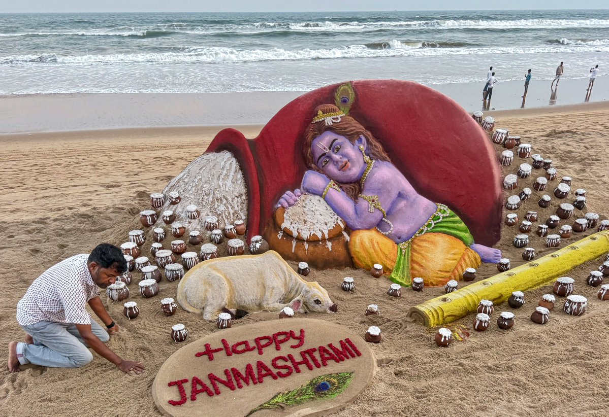 airnewsalerts's tweet photo. Puri: Sand artist Sudarsan Pattnaik creates a sand sculpture of Lord Krishna on the eve of Janmashtami festival, at Puri Beach, in Odisha

#Janmashtami | #Janmashtami2026 https://t.co/AfaZhhOx7Y