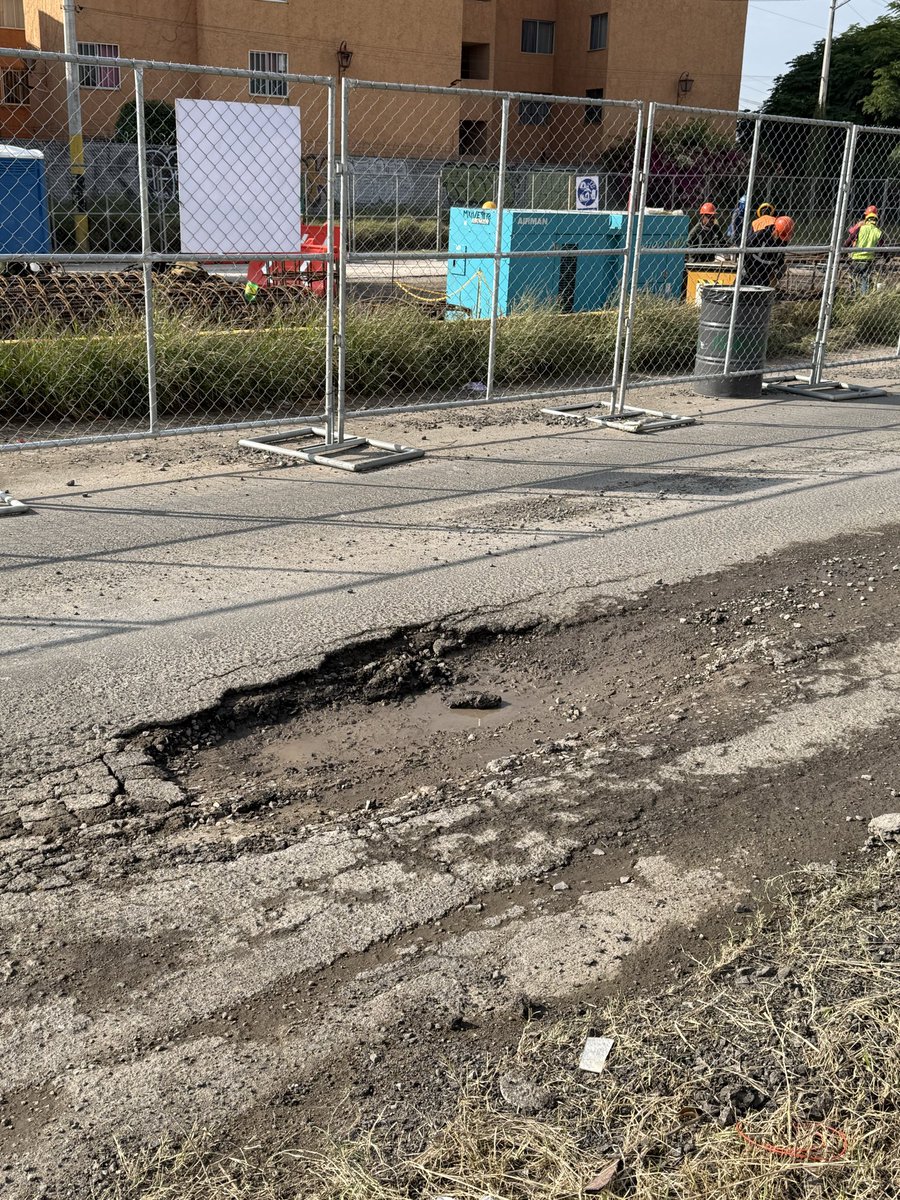 LuisIgnacioMV's tweet photo. En la calle del ferrocarril, entre Francisco Juárez y el Sauz hay un superbache, @municipiocelaya les aviso por si tienen tiempo de darse una vuelta para repararlo. https://t.co/NwYxYsbyRj