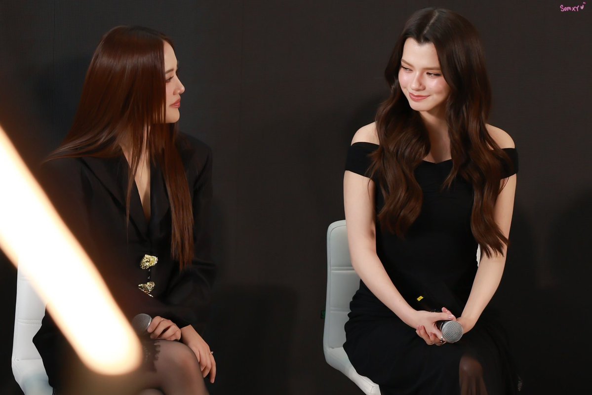 centralfb_br's tweet photo. Como elas mesmas já tinham dito na presscon, Freen morde e Becky assopra 😂🫶🏻
#FreenBecky #ฟรีนเบค
#PROJECTDUOONE
“...A P’Freen pode ser um pouco rígida, mas eu entendo perfeitamente que ela é assim porque quer o melhor para nós...”
“...Já a P’Becky é como um anjo. Ela é a apoiadora número um, que transmite uma energia incrível para todos e cria uma experiência maravilhosa e positiva...”